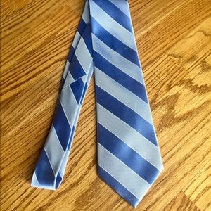 Izod necktie. 100% silk.